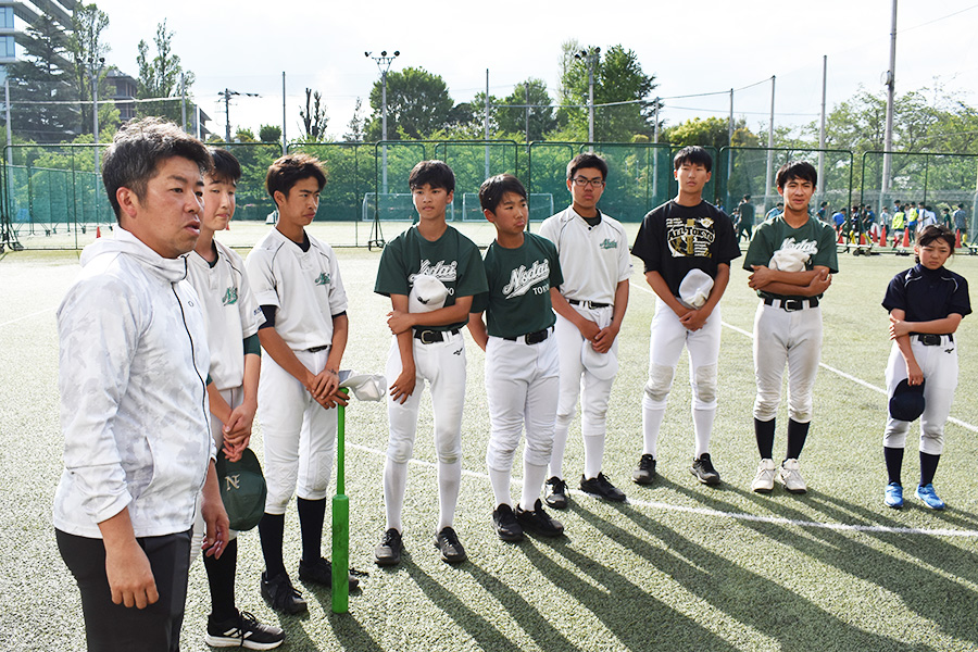 東京農大一中顧問の吉田亮さん(左端)【写真:高橋幸司】