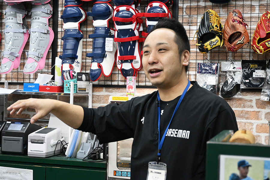 野球専門店「ベースマン」立川店の星徹弥店長【写真：編集部】