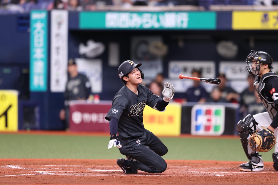死球を受けたオリックス・太田椋【写真：栗木一考】