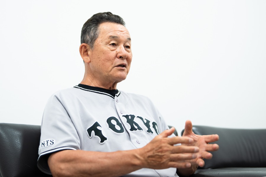 Full-Countの取材に応じた巨人・久保康生巡回投手コーチ【写真：荒川祐史】