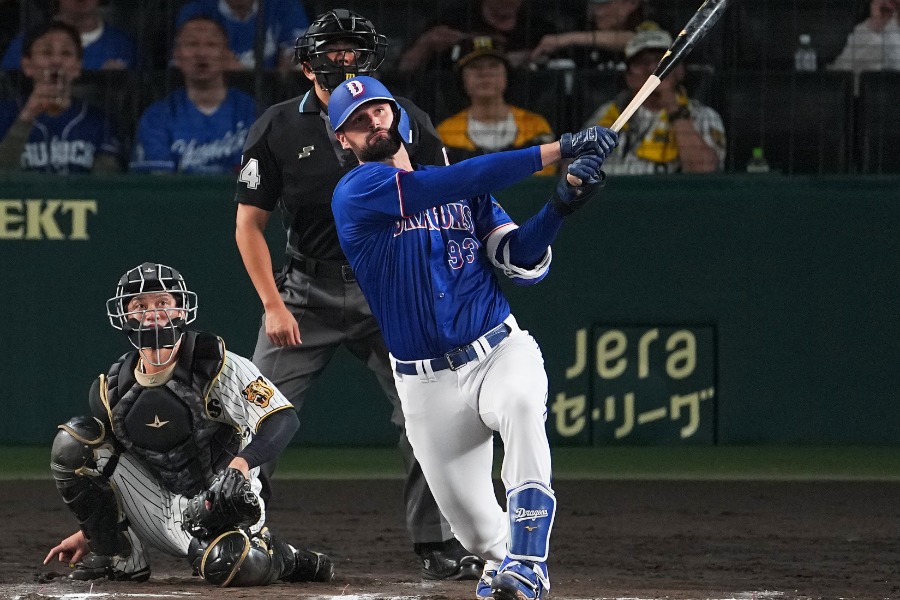 阪神戦で本塁打を放った中日のカイル・マラー【写真提供：産経新聞社】