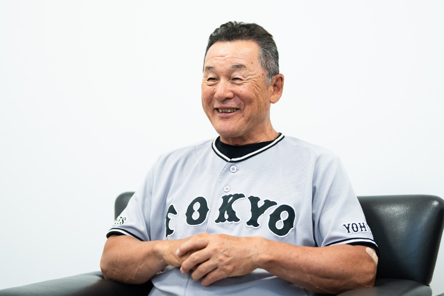 Full-Countの取材に応じた巨人・久保康生巡回投手コーチ【写真：荒川祐史】