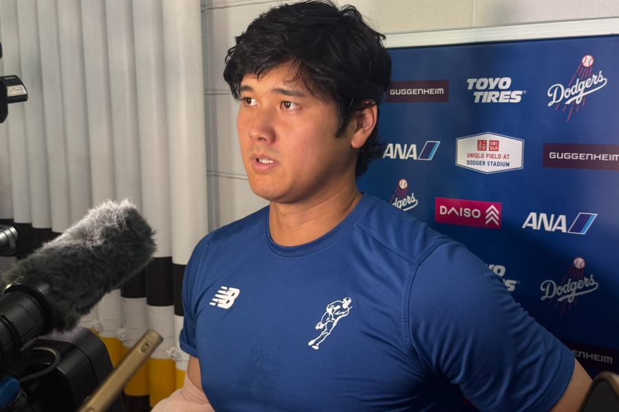 試合後、取材に応じるドジャース・大谷翔平【写真：上野明洸】