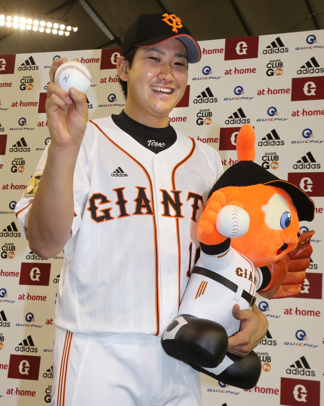 プロ初勝利を挙げ、お立ち台でウイニングボールを手にする巨人時代の菅野智之（2013年）【写真提供：産経新聞社】