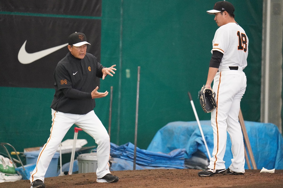 久保康生投手巡回コーチ（左）から投球指導を受ける巨人時代の菅野智之（2023年）【写真提供：産経新聞社】