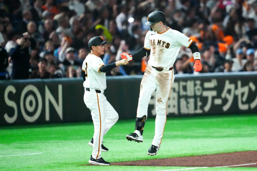 キャベッジと川相コーチのジャンピングタッチ連続写真4
