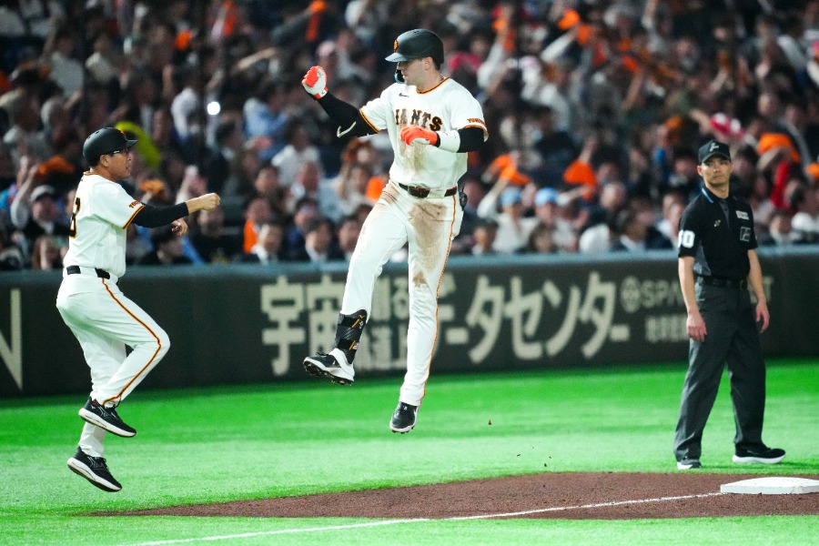 キャベッジと川相コーチのジャンピングタッチ連続写真2