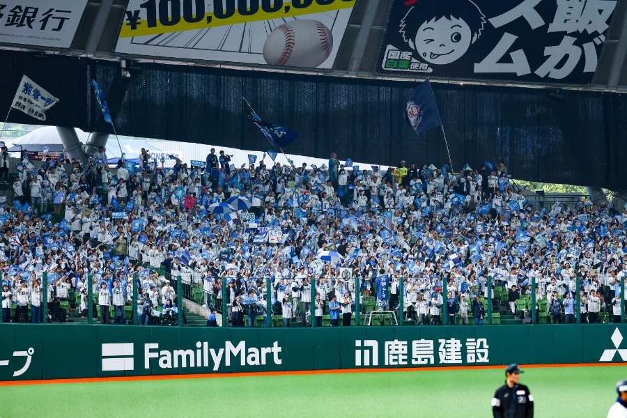 ガールズグループ「ME:I」が始球式に登場する【写真：加治屋友輝】