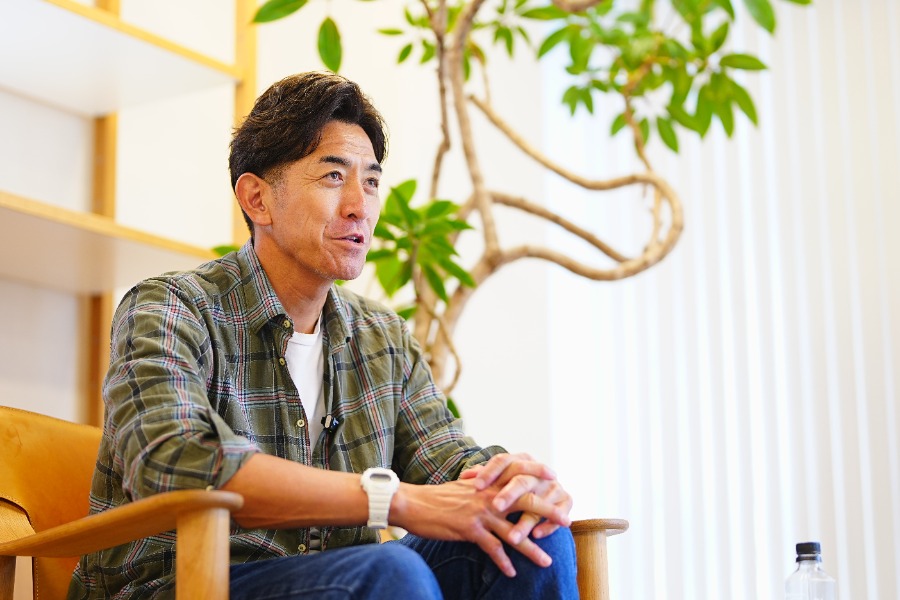 取材に応じるGG佐藤氏【写真：荒川祐史】