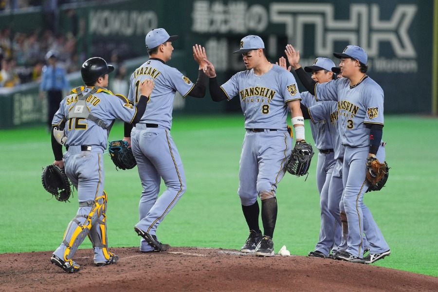 22日の巨人戦に勝利した阪神ナイン【写真:小林靖】
