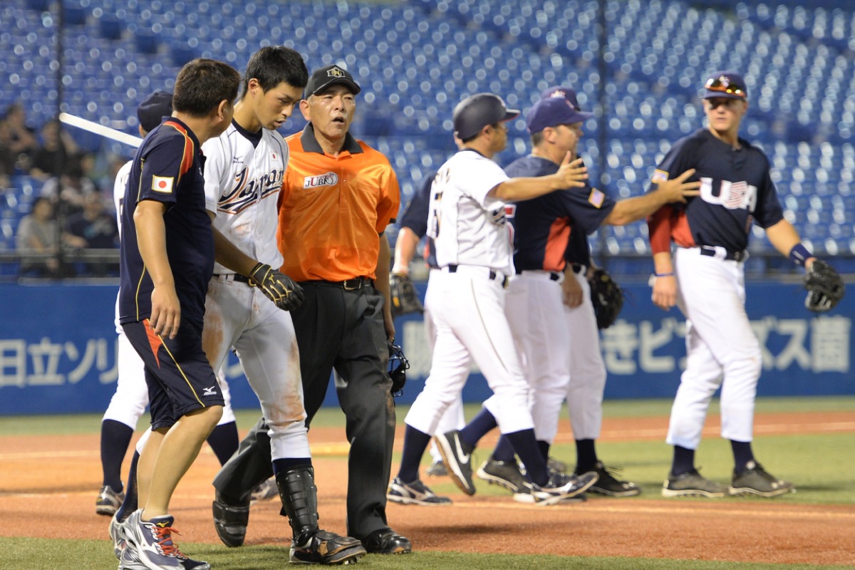第39回日米大学野球の第5戦で死球を受けた岡大海（2013年）【写真提供：産経新聞社】