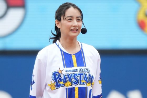 人気美女が横浜に降臨…ポニテ揺らし豪快投球も「きゃあー」　キュートな笑顔にファン虜