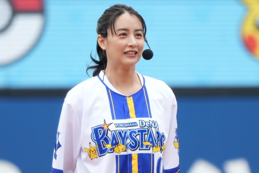 試合前のセレモニアルピッチに登場した俳優の山本美月さん【写真：町田利衣】