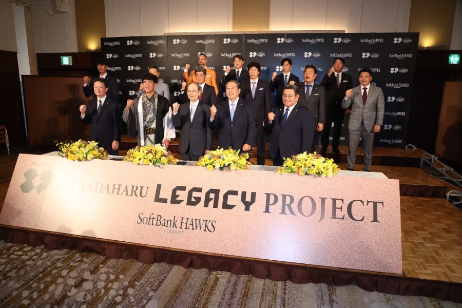 会見に出席した王貞治球団会長ら球団関係者【写真：栗木一考】