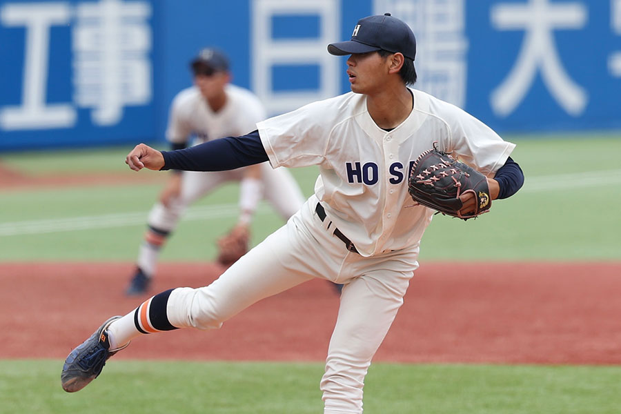 明大戦で力投した法大・助川太志【写真：加治屋友輝】