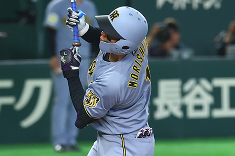死球を受けた阪神・森下翔太【写真:加治屋友輝】