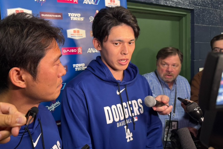 試合後、取材に応じるドジャース・佐々木朗希【写真：上野明洸】
