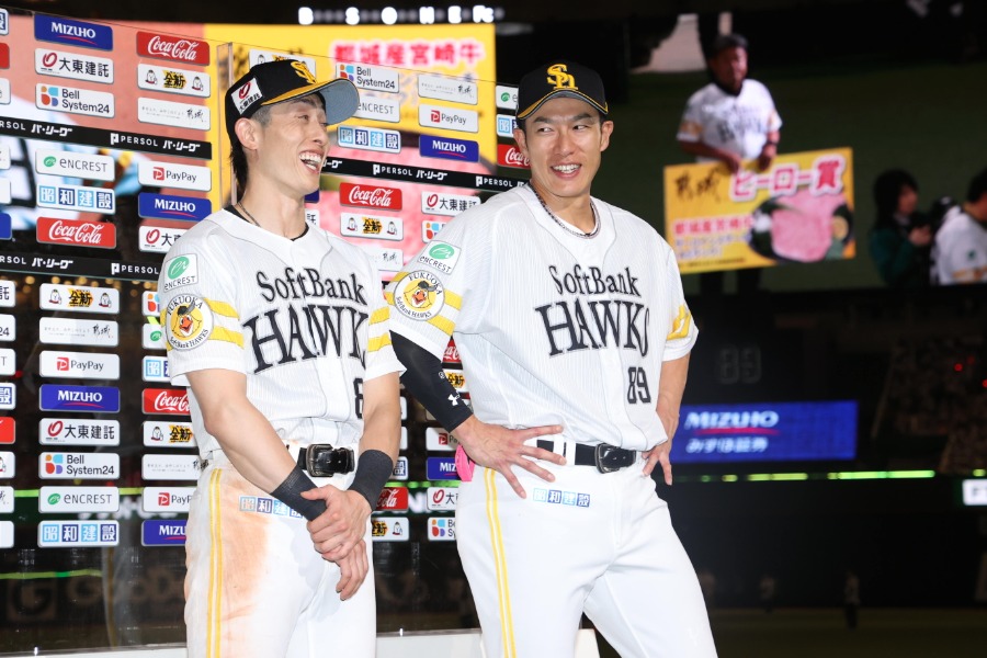 ソフトバンク・周東佑京（左）と柳田悠岐【写真：栗木一考】