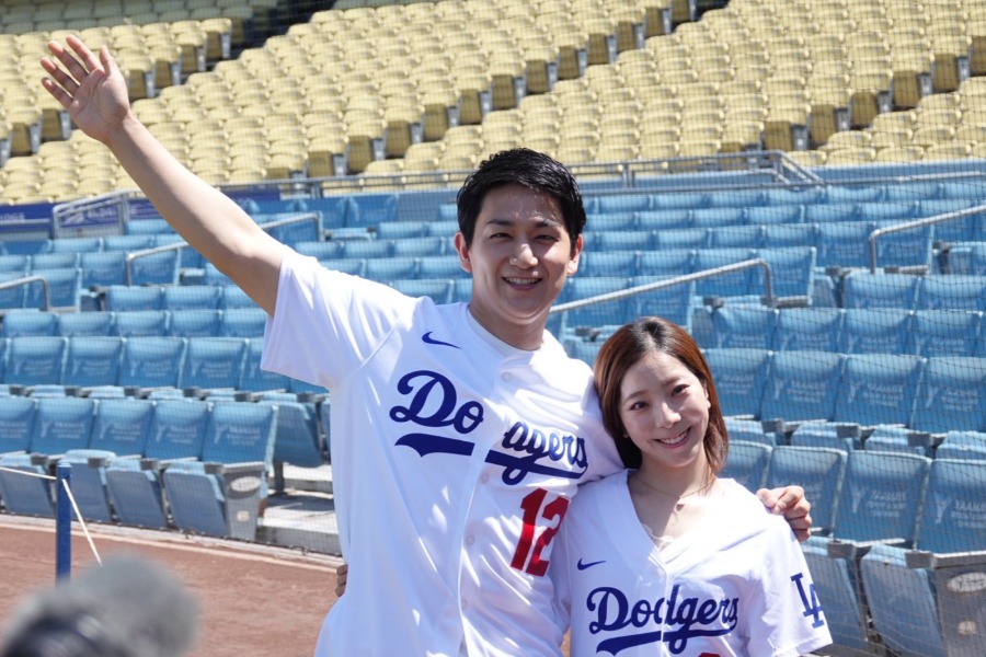 ドジャースタジアムに訪れた木原龍一さん（左）と三浦璃来さん【写真：鉾久真大】