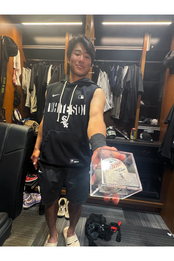 記念球を受け取ったホワイトソックス・西田陸浮【写真:佐藤直子】