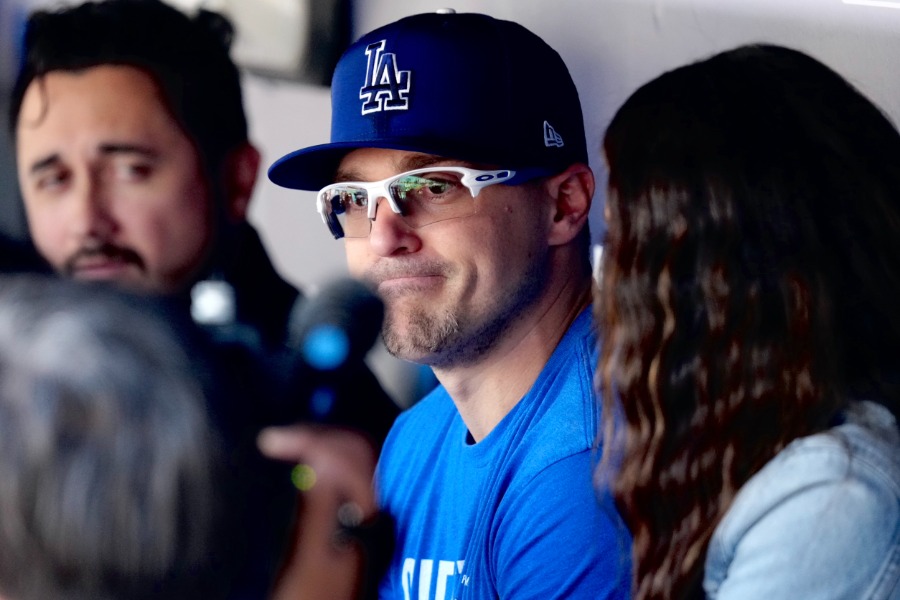 試合前、取材に応じるドジャースのエンリケ・ヘルナンデス【写真:黒澤崇】