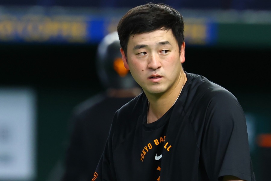 試合前に練習する巨人・岸田行倫【写真：加治屋友輝】