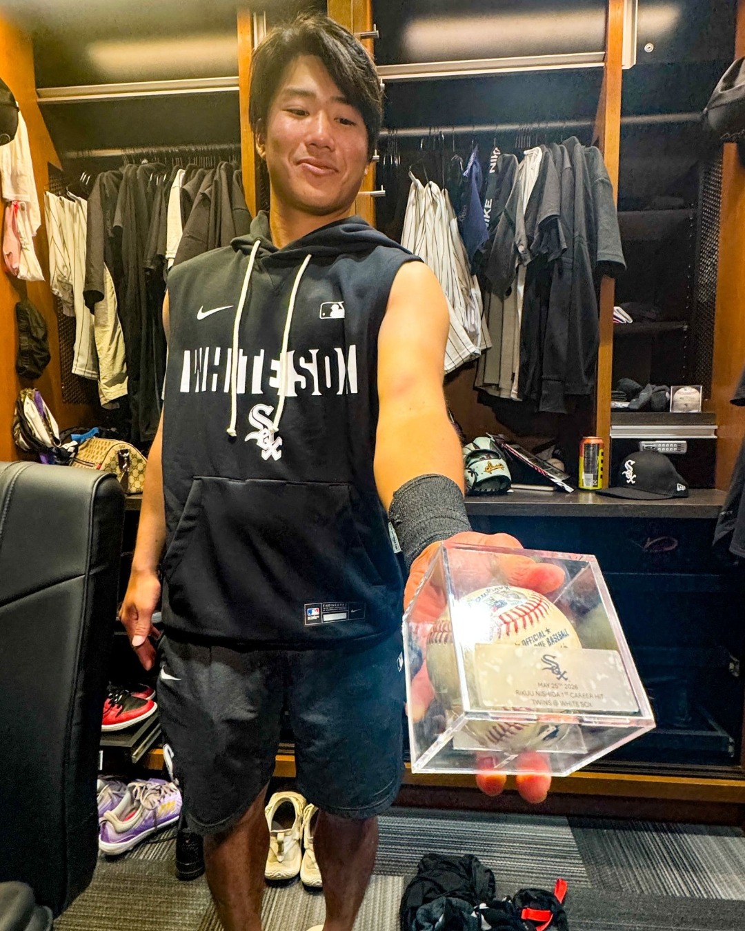 メジャーデビューの記念球を披露【写真：佐藤直子】