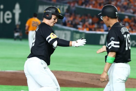 鷹・山本恵大、ファウル判定が覆り今季1号　右翼ポール際への大飛球…審判団の検証で本塁打に