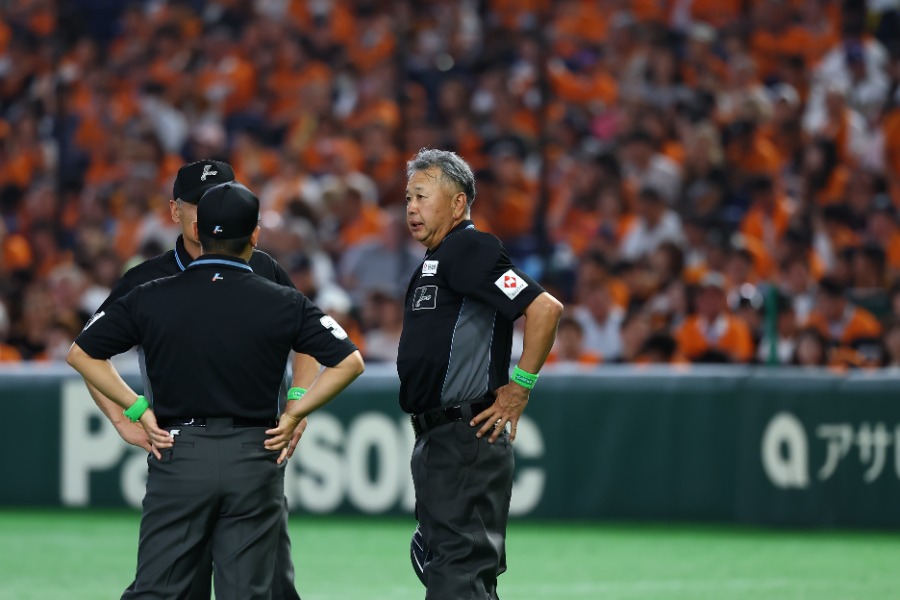 巨人-ソフトバンク戦の5回、協議する審判団【写真:加治屋友輝】