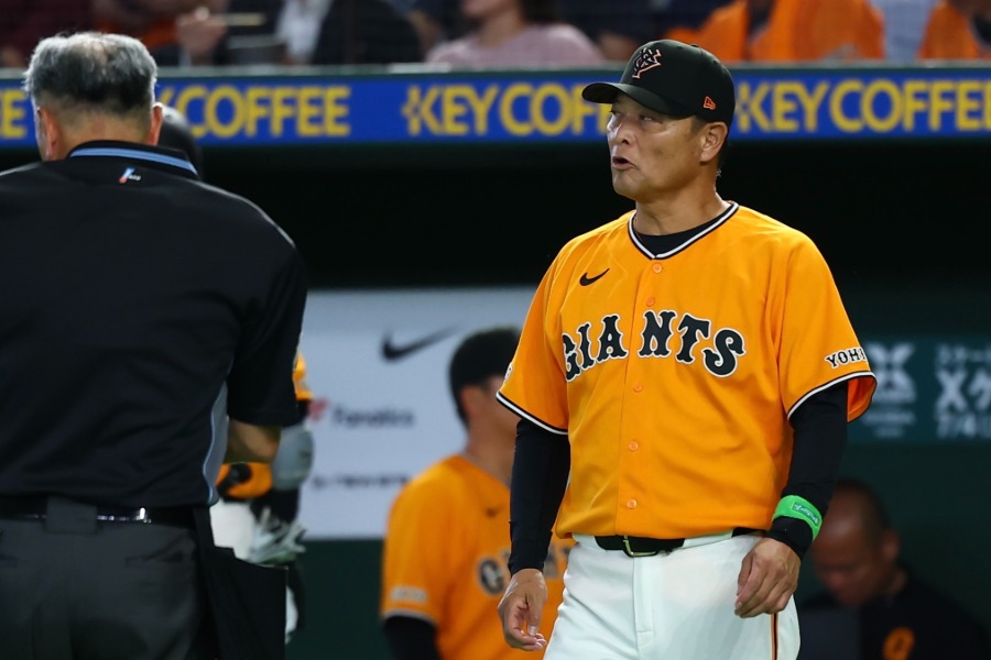 ソフトバンク戦で指揮を執った巨人・橋上秀樹監督代行【写真：加治屋友輝】