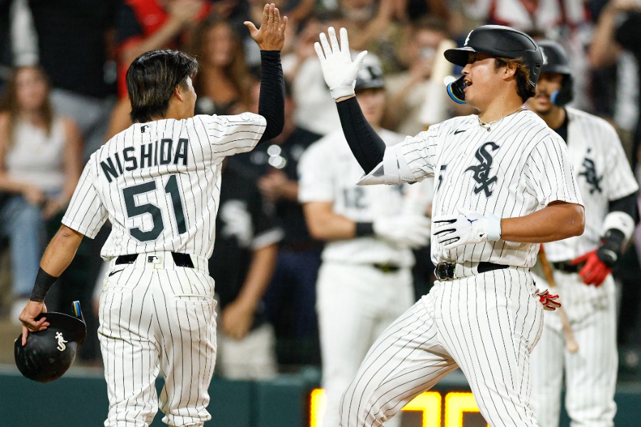19号2ランを放ったWソックス・村上宗隆（右）と出迎える西田陸浮【写真：ロイター】