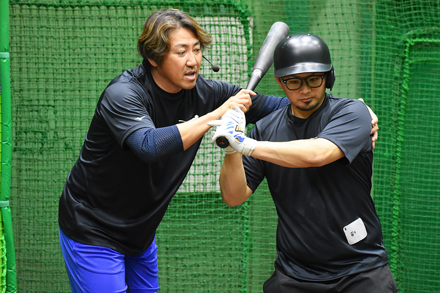 「大人の野球レッスン」で指導する内川聖一さん（左）【写真：高橋幸司】