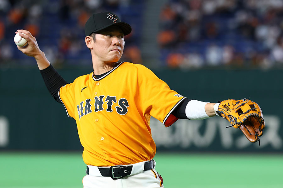 ソフトバンク戦に「3番・三塁」で先発出場する巨人・坂本勇人【写真：加治屋友輝】