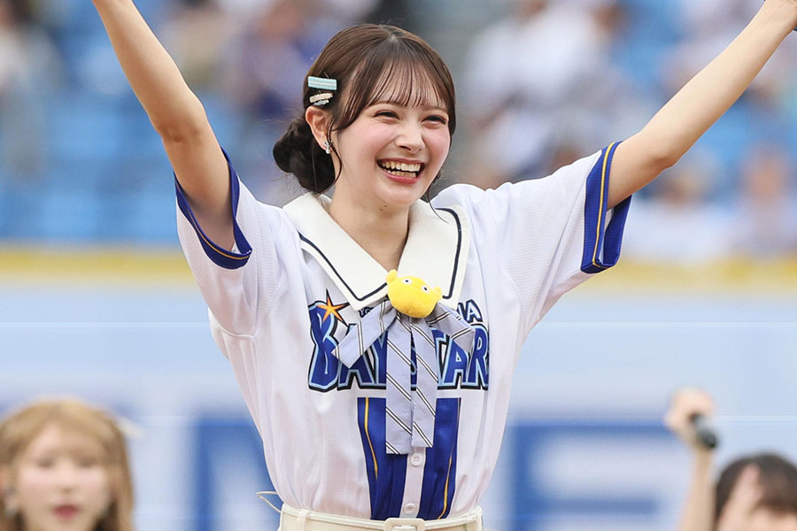 始球式を行ったAKB48の伊藤百花さん【写真提供：産経新聞社】