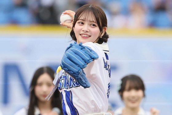 白ミニスカふわり…美女の“ガチ投球”にファン興奮　豪快足上げからノーバウンド投球