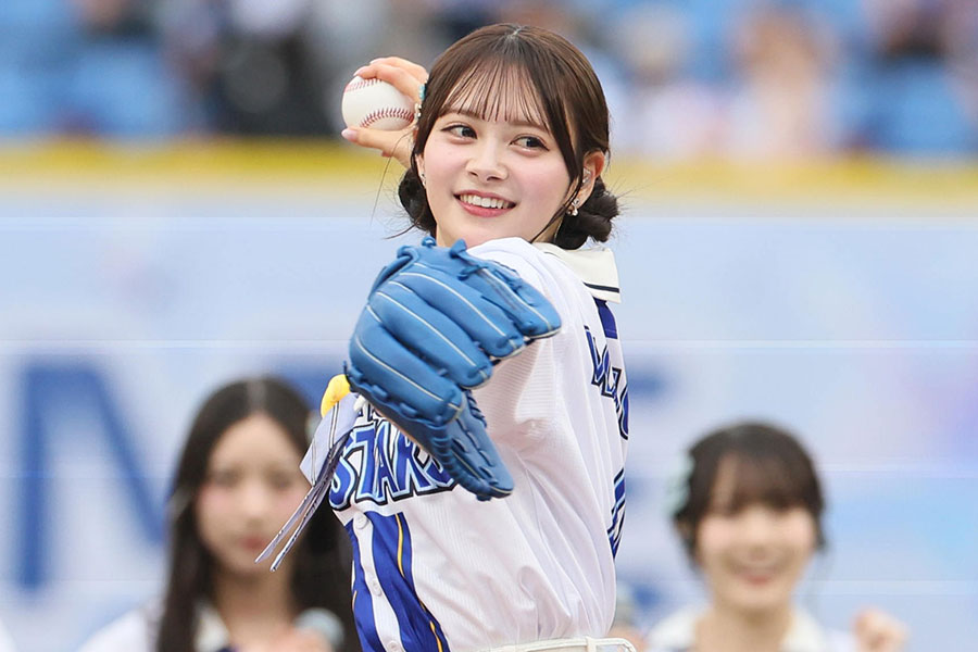 始球式を行ったAKB48の伊藤百花さん【写真提供：産経新聞社】