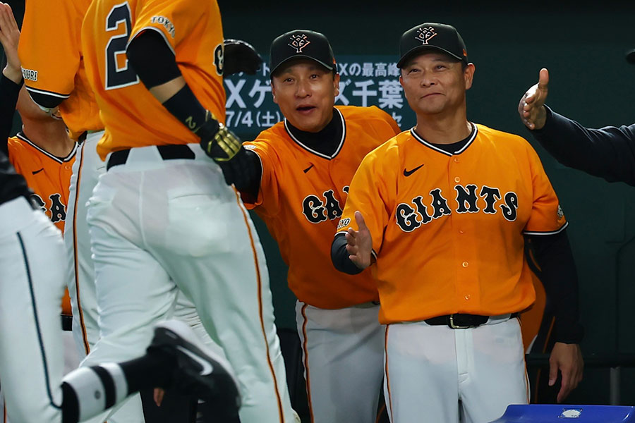 ソフトバンク戦で指揮を執った巨人・橋上秀樹監督代行【写真：加治屋友輝】