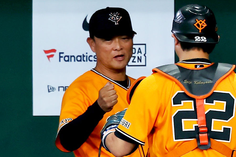 初勝利を挙げた巨人・橋上秀樹監督代行【写真：加治屋友輝】