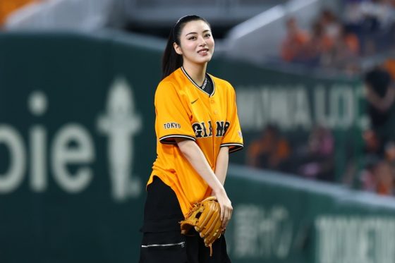 「顔小さすぎ」人気女優が“赤面投球”　黒髪ポニテゆらし…「なんぼ何でも可愛すぎる」