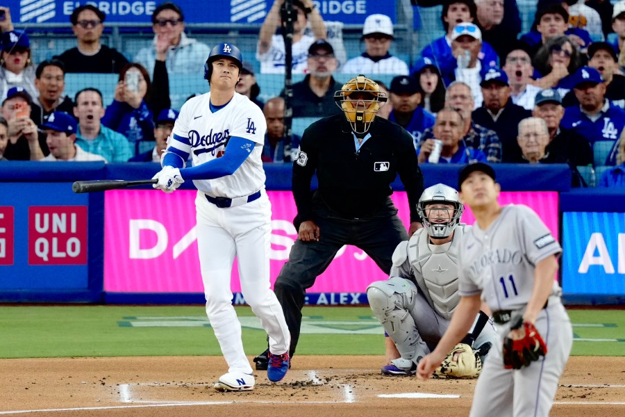 ドジャース・大谷翔平に先頭打者弾を許したロッキーズ・菅野智之（手前）【写真：黒澤崇】