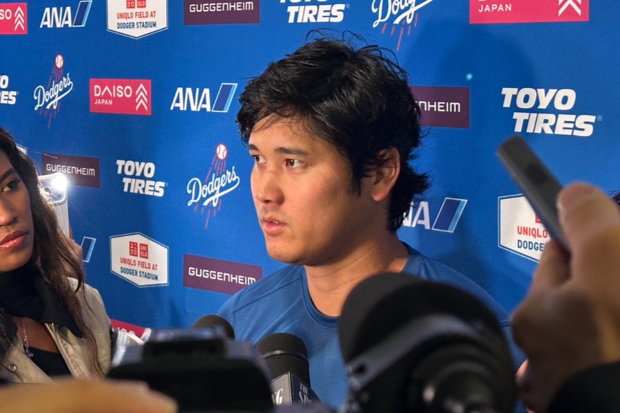 試合後、取材に応じるドジャース・大谷翔平【写真:鉾久真大】