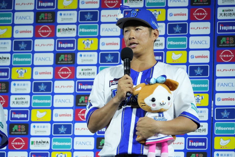 お立ち台に上がったDeNA・京田陽太【写真:町田利衣】