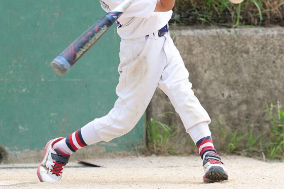 打球が飛ばない原因は“蹴り不足”　低学年の手打ち改善→長打が打てる「横スキップ」