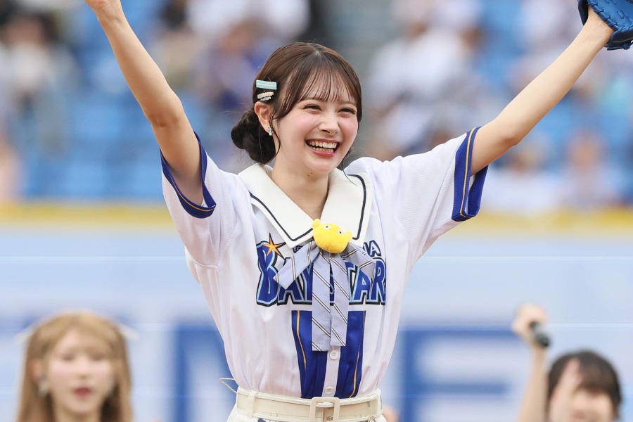 セレモニアルピッチに登場したAKB48の伊藤百花さん【写真提供：産経新聞社】