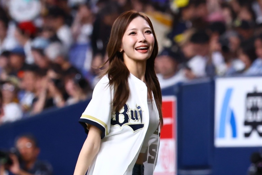 セレモニアルピッチを行った「NiziU」のMAYUKAさん【写真：加治屋友輝】