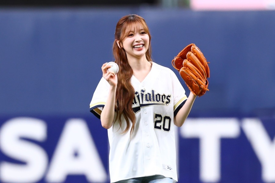 セレモニアルピッチを行った「NiziU」のMIIHIさん【写真:加治屋友輝】