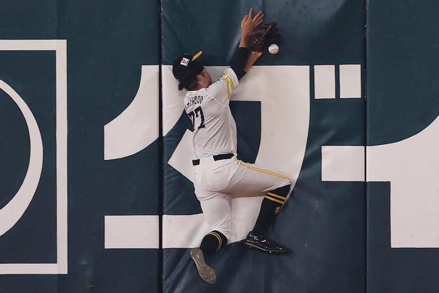 3回の守備でフェンスに激突したソフトバンク・山本恵大【写真：栗木一考】