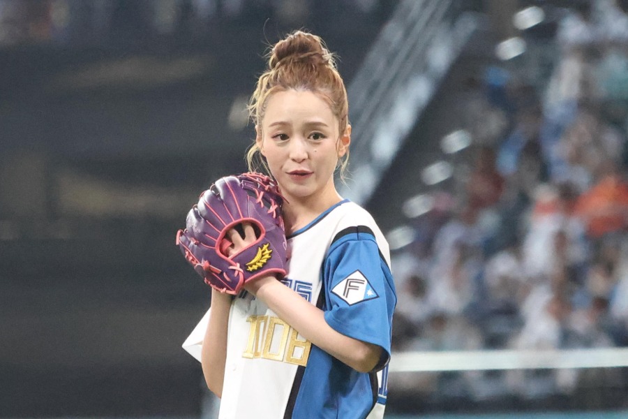 ファーストピッチに登場した平野綾さん【写真提供：産経新聞社】