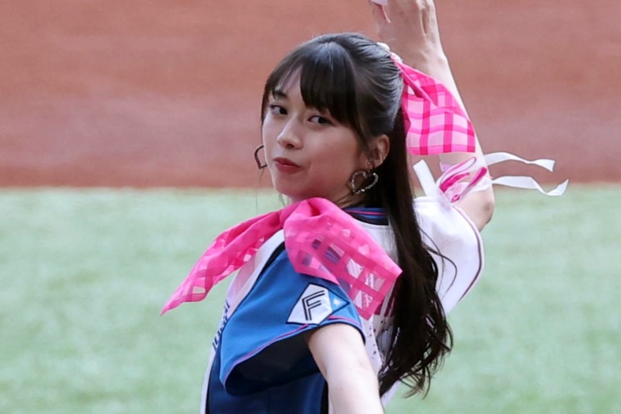 ファーストピッチに登場したモーニング娘。の 牧野真莉愛さん【写真提供：産経新聞社】