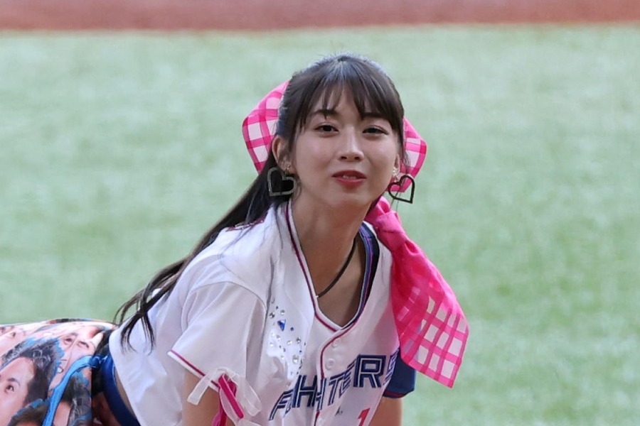 ファーストピッチに登場したモーニング娘。の 牧野真莉愛さん【写真提供:産経新聞社】